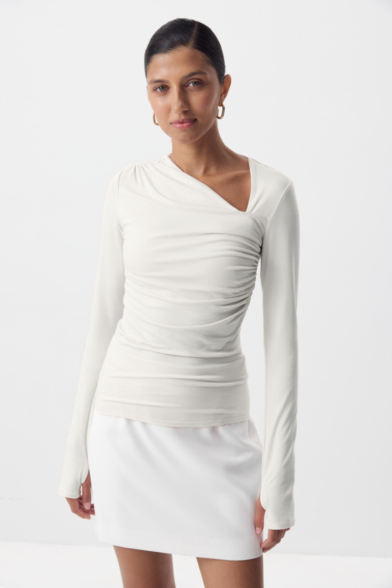 Лонгслив с асимметричной горловиной