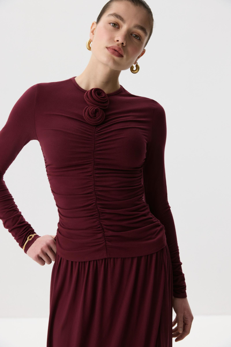 Лонгслив с декоративной розой Charmstore, цвет: винный, 205-47065-451 купить онлайн