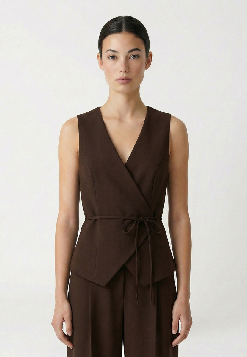 Жилет на запах из костюмной ткани