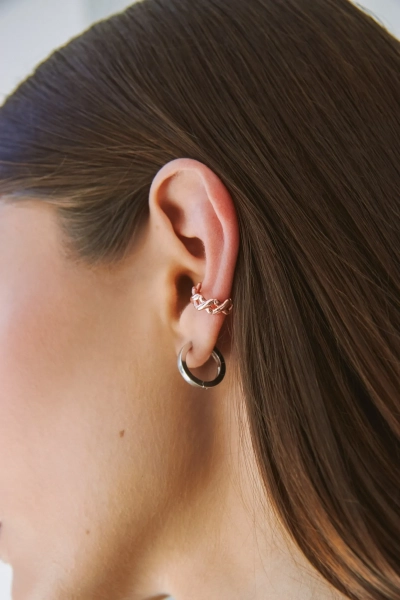 Серебряная серьга-кафф "Вышивка" SBLESKOM, цвет: PINK, 31890 купить онлайн