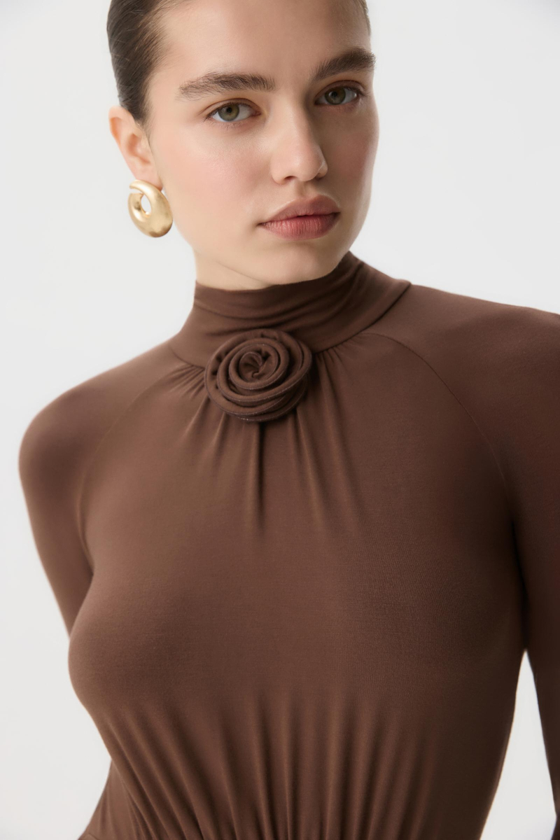 Платье мини с декоративной розой Charmstore, цвет: шоколадный, 207-47165-551 купить онлайн