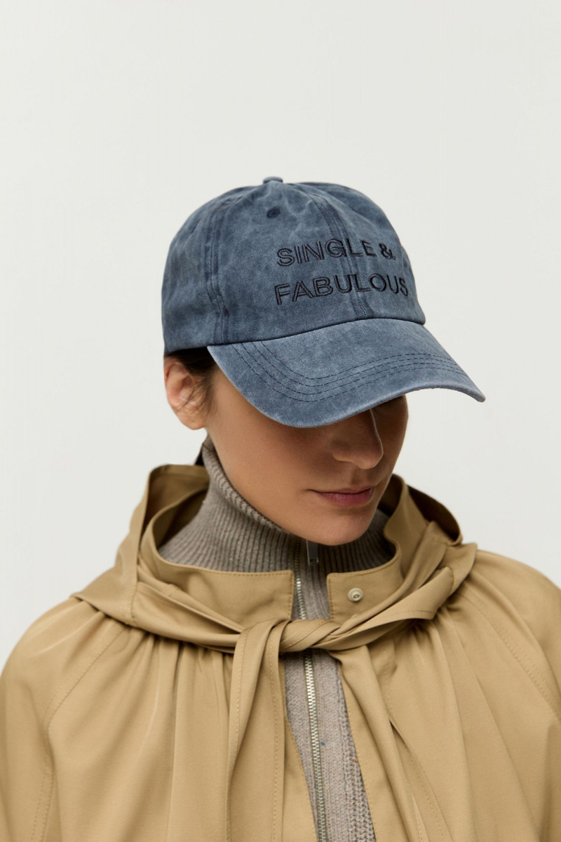 Кепка с надписью 1