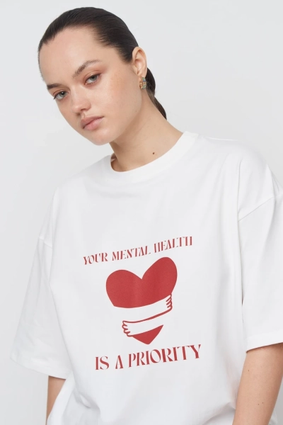 Футболка оверсайз с принтом "Your mental health is a priority" INSPIRE, цвет: молочный,  со скидкой купить онлайн