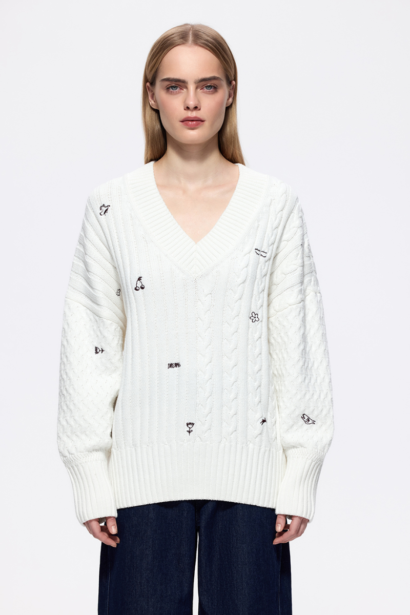 Джемпер с косами и вышивкой