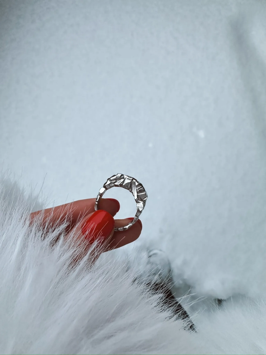 Серебряное узкое кольцо "Folio" SBLESKOM, цвет: серебро, 11966 купить онлайн