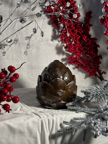 Свеча "Шишка" с напылением серебро, аромат Witch