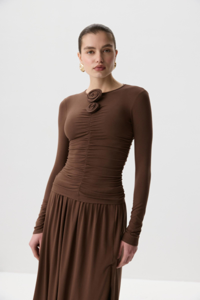 Лонгслив с декоративной розой