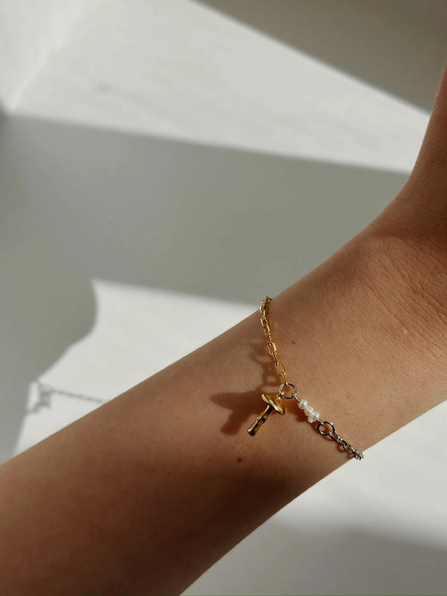 Серебряный браcлет на цепочке «Мухоморы» SBLESKOM, цвет: позолота, 12073 купить онлайн