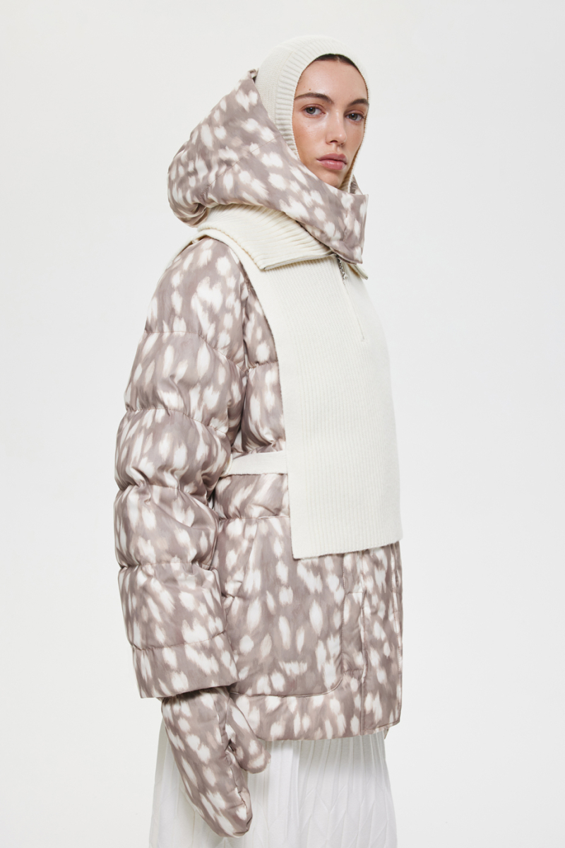 Пуховик с принтом DREAMS BY ALENA AKHMADULLINA, цвет: бежевый, 225101010504251/219000 купить онлайн