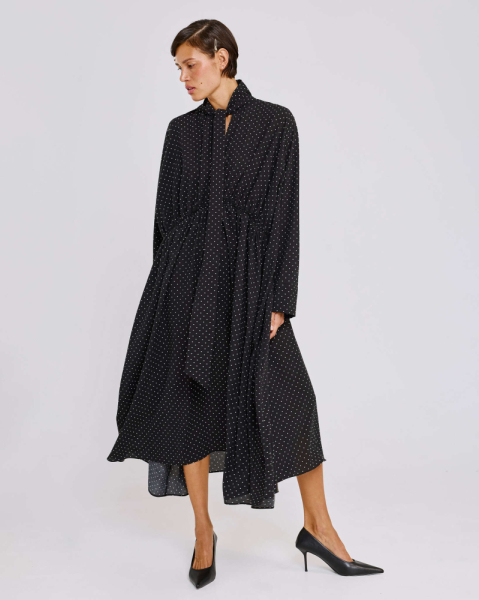 Платье в горох с шарфом