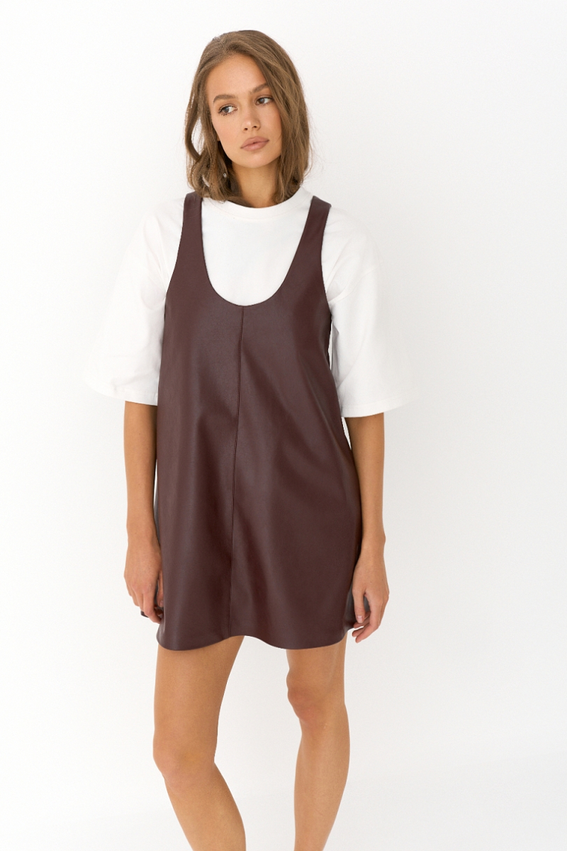 Сарафан из экокожи свободного кроя