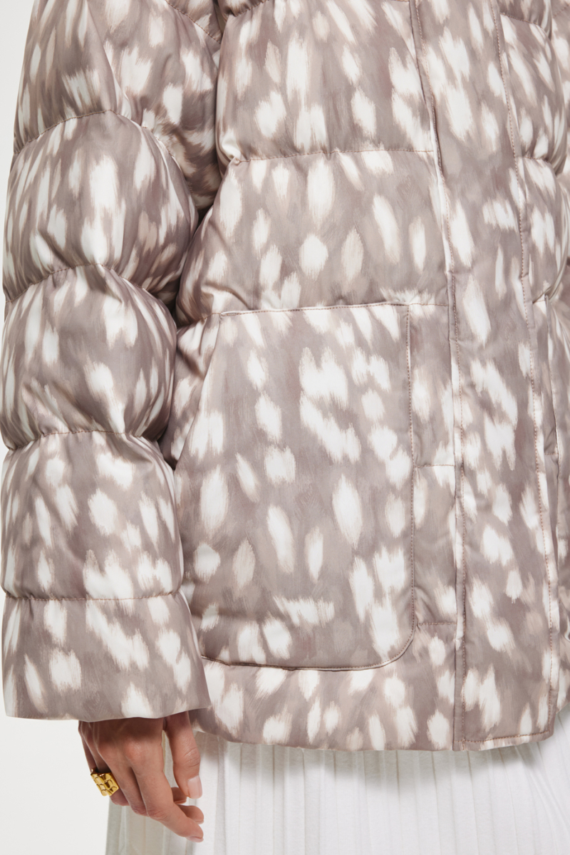 Пуховик с принтом DREAMS BY ALENA AKHMADULLINA, цвет: бежевый, 225101010504251/219000 купить онлайн