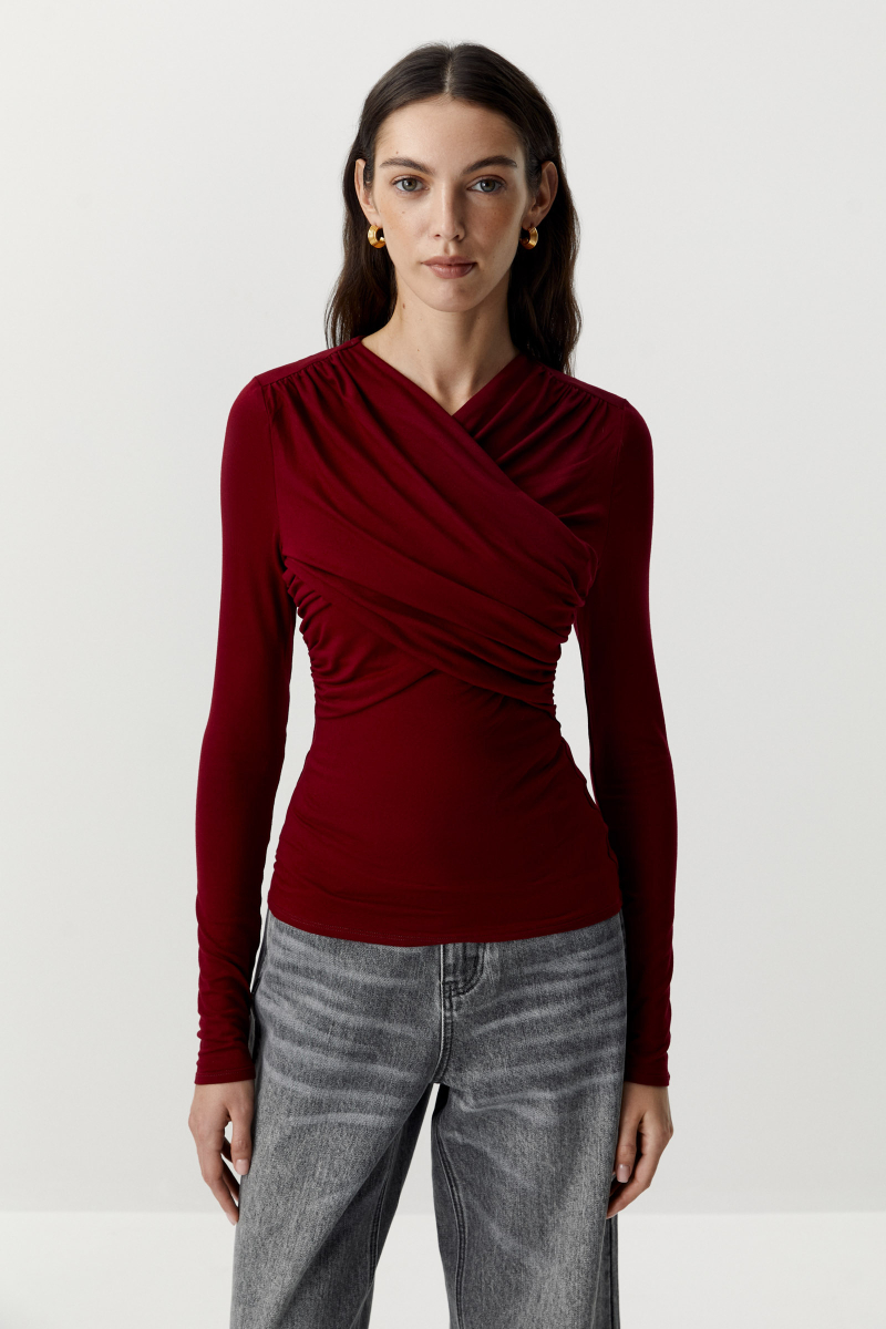Лонгслив с драпированной деталью на груди Charmstore, цвет: Бордовый, 205-23265-442 купить онлайн
