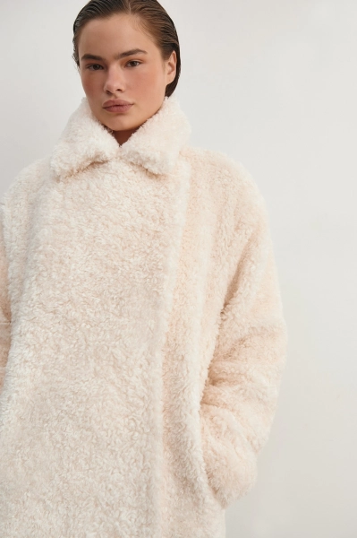 Шуба двубортная из кучерявого экомеха Mollis, цвет: Светло-бежевый, 16-13-3503/1 купить онлайн