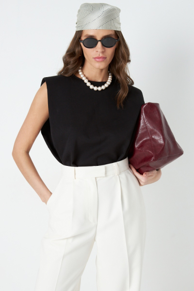 Футболка с подплечниками