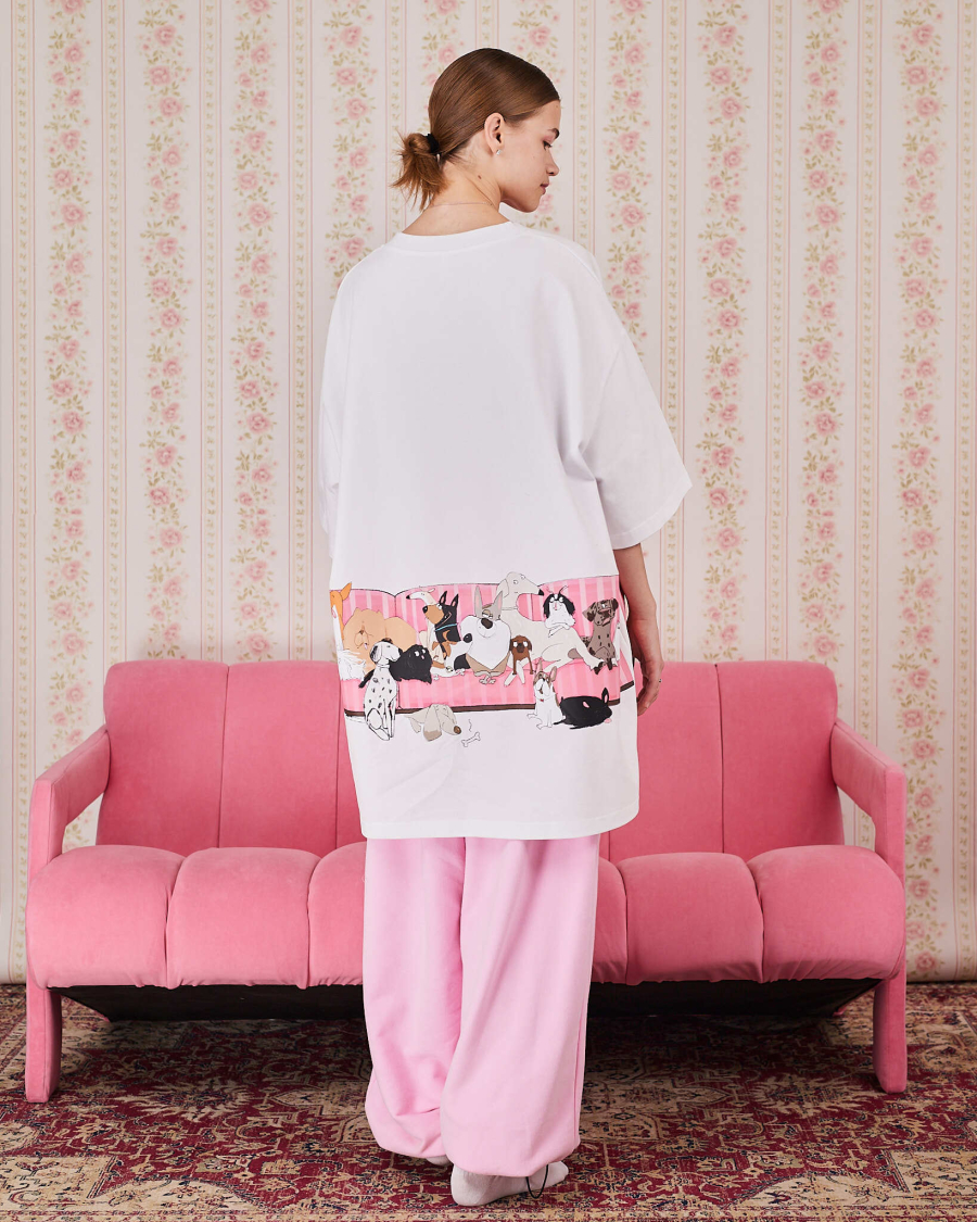 Футболка собаки на розовом диване