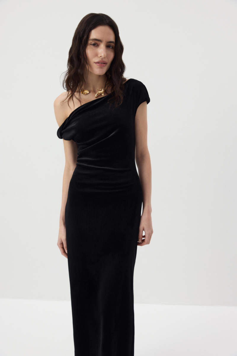 Платье макси с открытым плечом из бархата Charmstore, цвет: Черный, 111-27542-880 купить онлайн