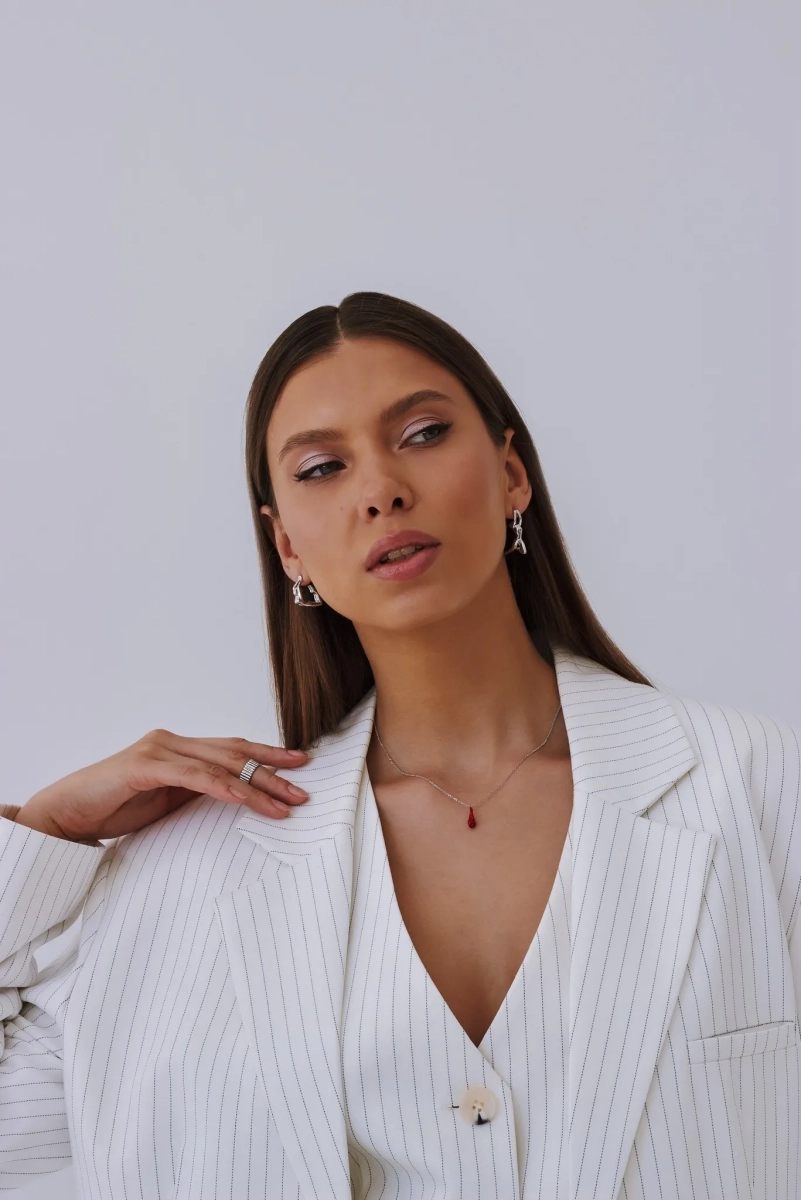 Серебряная моносерьга «Встала в позу» 1 SBLESKOM, цвет: серебро, 11666 купить онлайн