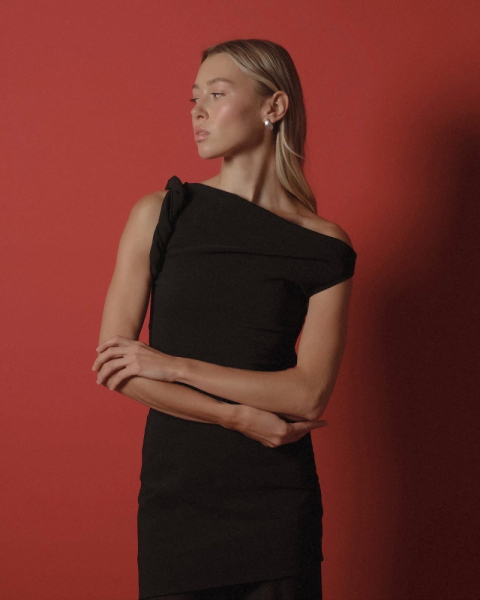 Топ с декоративным элементом