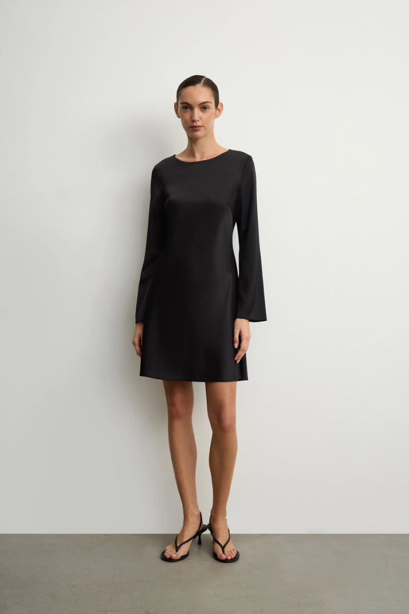 Платье из атласа расклешенного силуэта