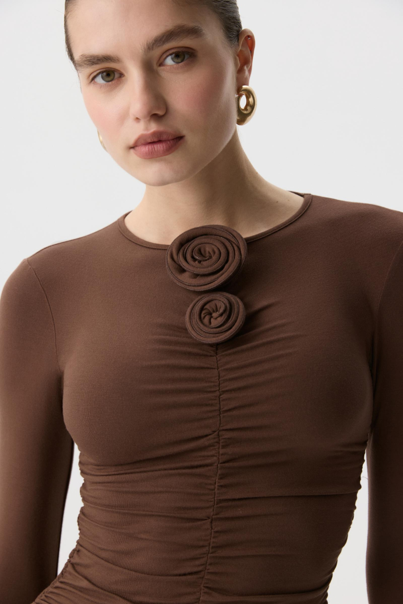 Лонгслив с декоративной розой Charmstore, цвет: шоколадный, 205-47065-551 купить онлайн