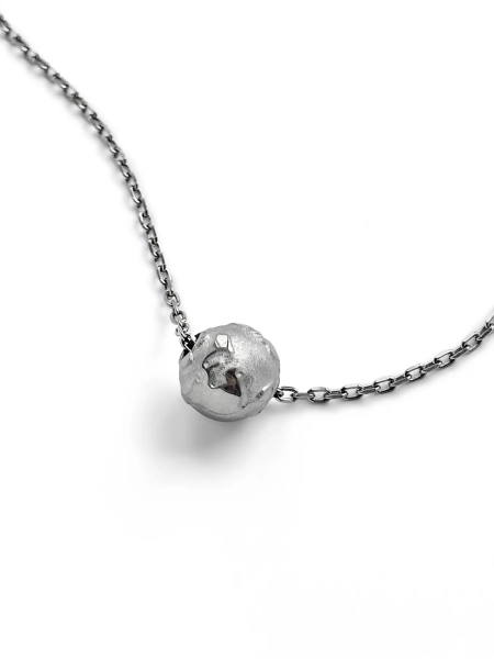 Серебряное колье «Земля» black SBLESKOM, цвет: серебро, 92072 купить онлайн