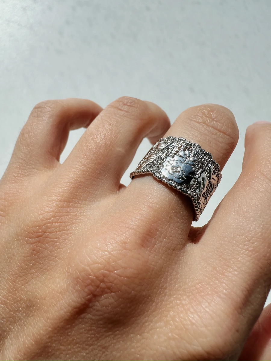 Серебряное широкое кольцо «Кружево» SBLESKOM, цвет: серебро, 12117 купить онлайн