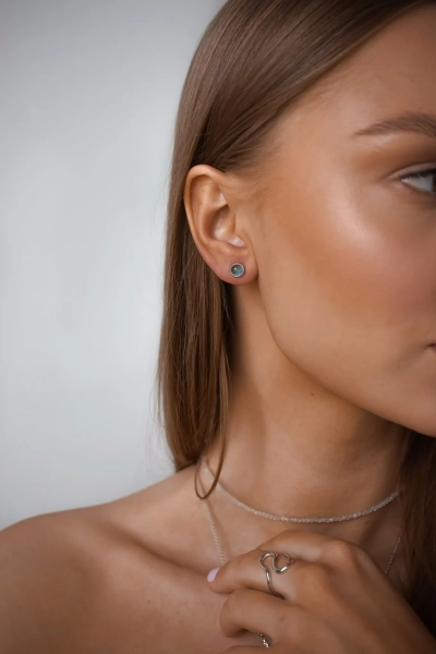 Серебряные серьги-пусеты мини "Sunset" с лабрадоритом SBLESKOM, цвет: серебро,  купить онлайн