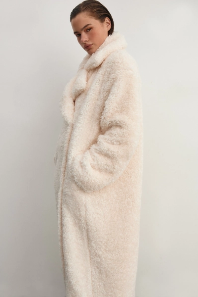 Шуба двубортная из кучерявого экомеха Mollis, цвет: Светло-бежевый, 16-13-3503/1 купить онлайн