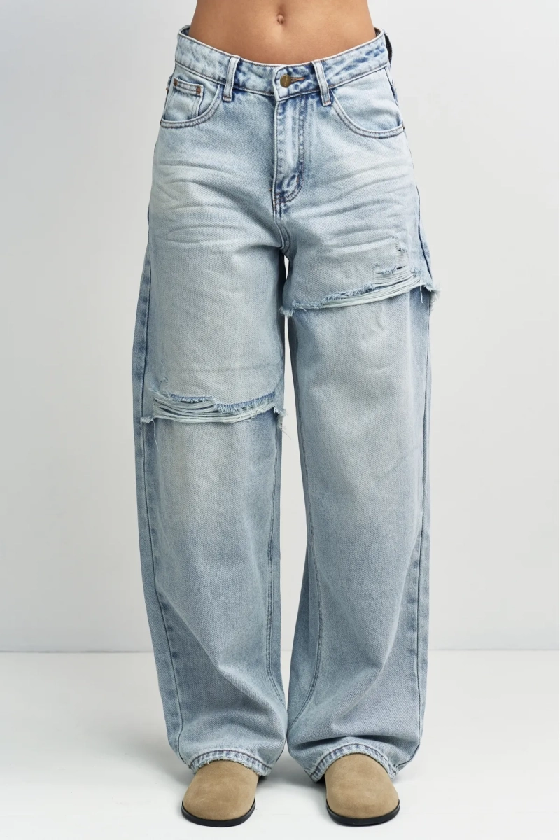 Джинсы свободные с имитацией разрезов