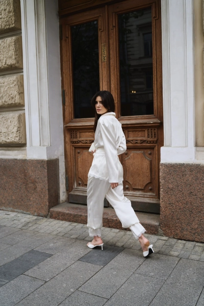 Костюм из эко шелка Fabrik Atelier, цвет: молочный, KOSMOL купить онлайн