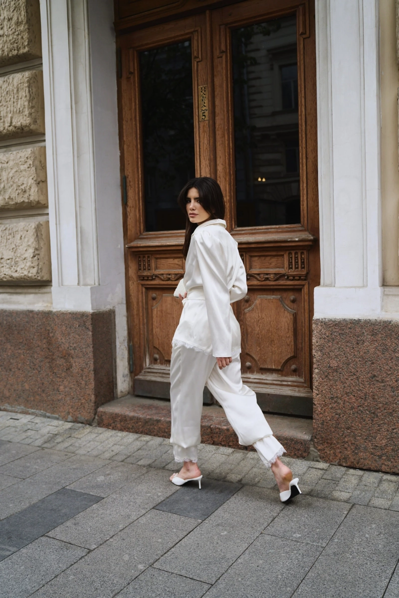 Костюм из эко шелка Fabrik Atelier, цвет: молочный, KOSMOL купить онлайн
