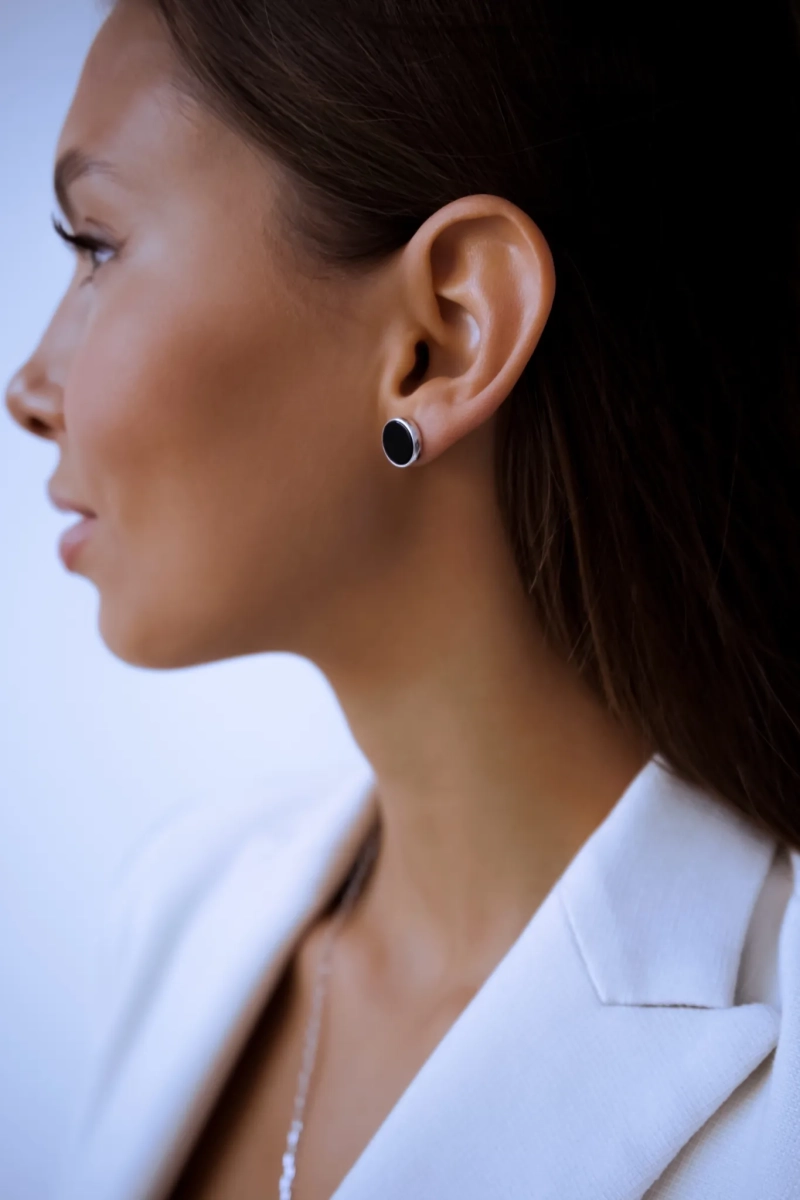 Серебряные серьги-пусеты "Black" с черным агатом SBLESKOM, цвет: серебро, 11249 купить онлайн