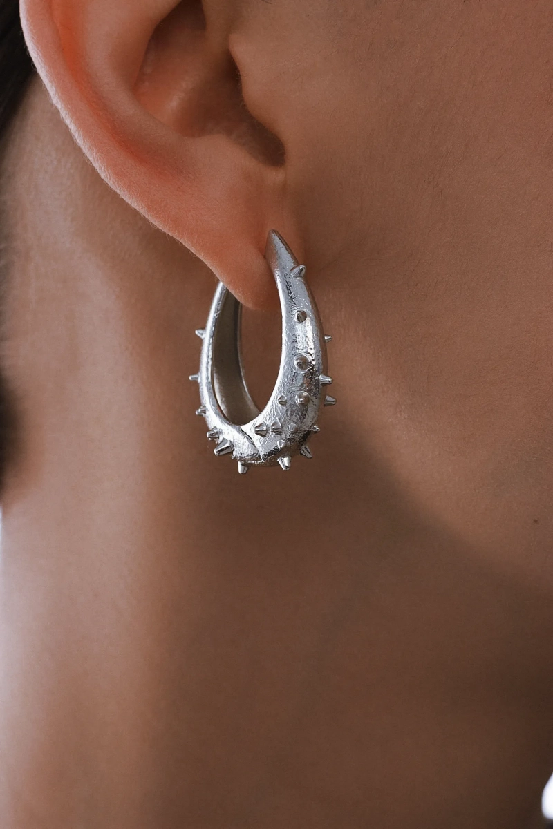 Серебряные серьги «Шипы» SBLESKOM, цвет: серебро, 11850 купить онлайн