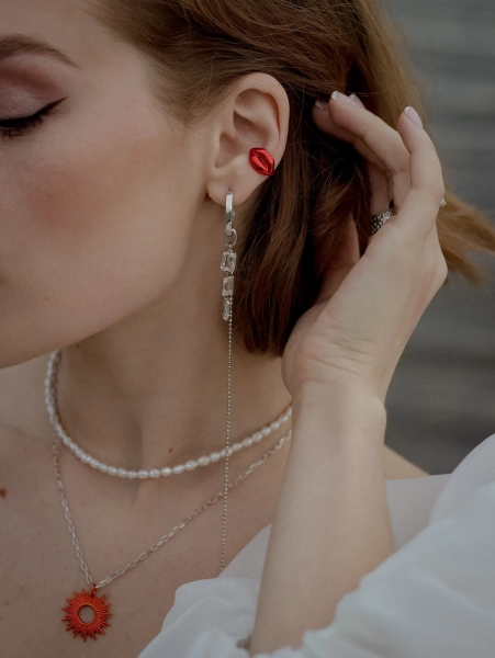 Серебряная серьга-кафф "Поцелованная" SBLESKOM, цвет: красный, 41555 купить онлайн