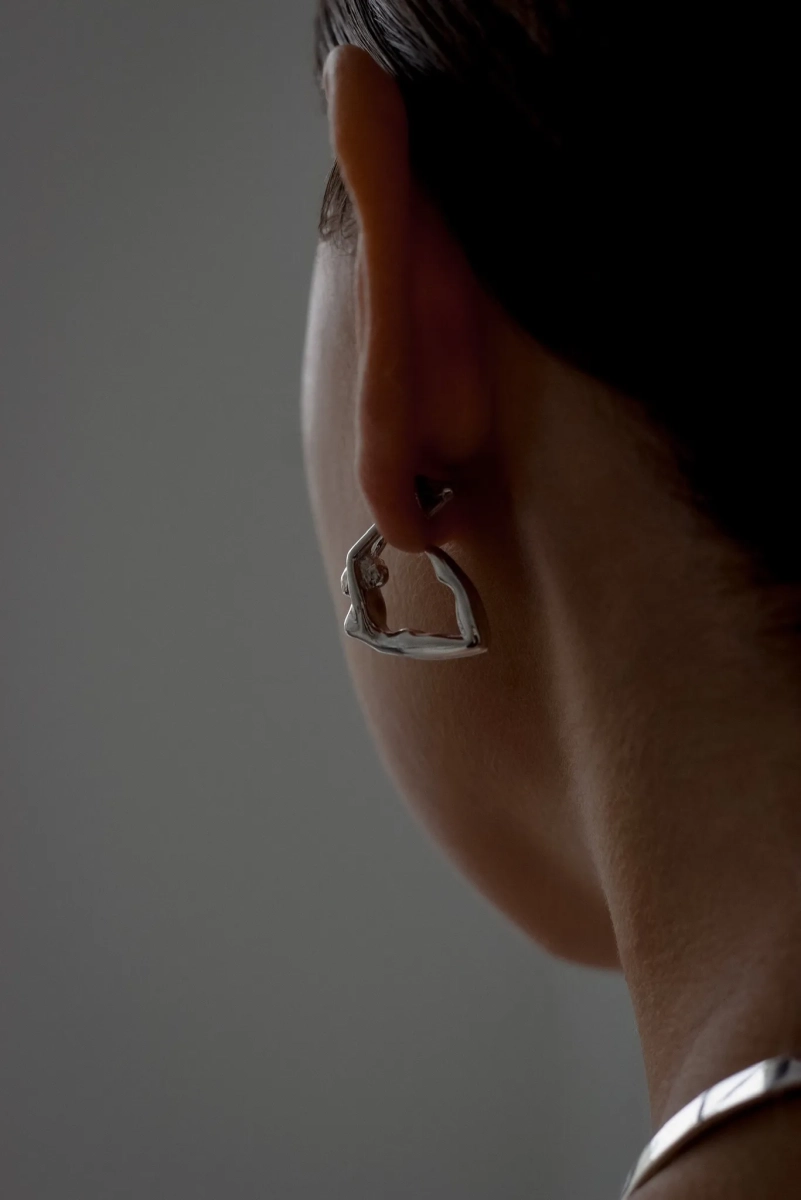 Серебряная моносерьга «Встала в позу» 1 SBLESKOM, цвет: серебро, 11666 купить онлайн