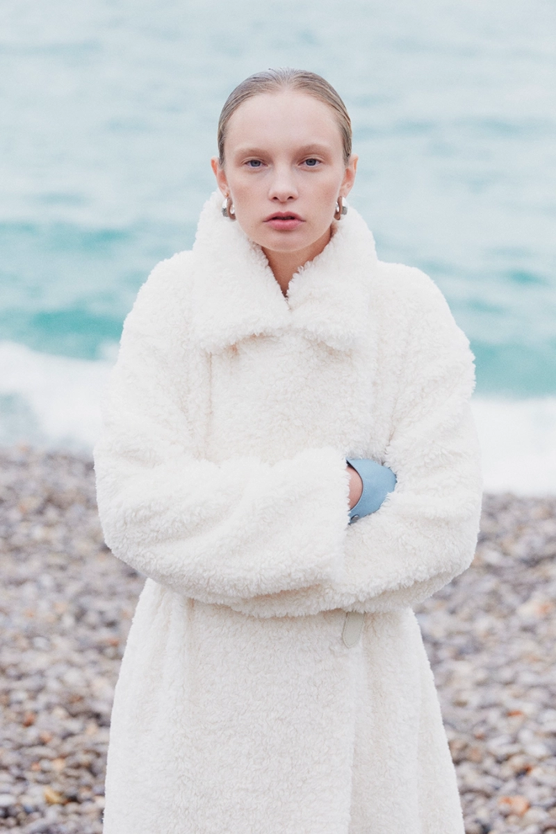 Шуба двубортная из кучерявого экомеха Mollis, цвет: Светло-бежевый, 16-13-3503/1 купить онлайн