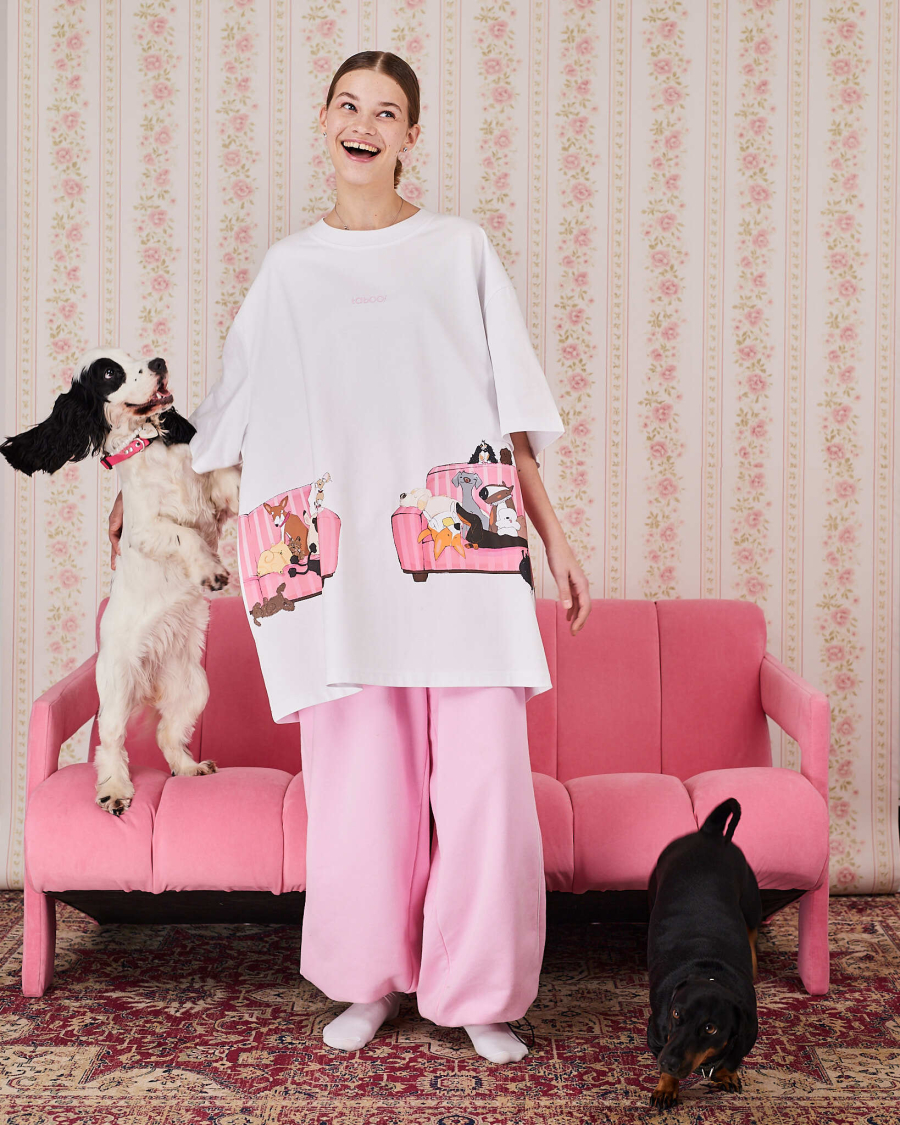 Футболка собаки на розовом диване