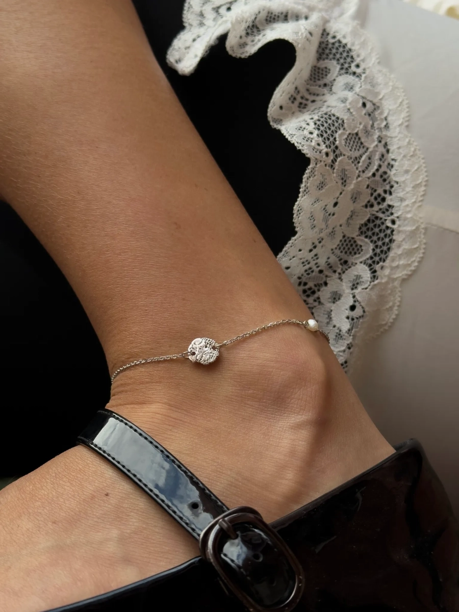 Серебряный браслет на цепочке на ногу «Кружево» с культивированным жемчугом SBLESKOM, цвет: серебро, 12140 купить онлайн