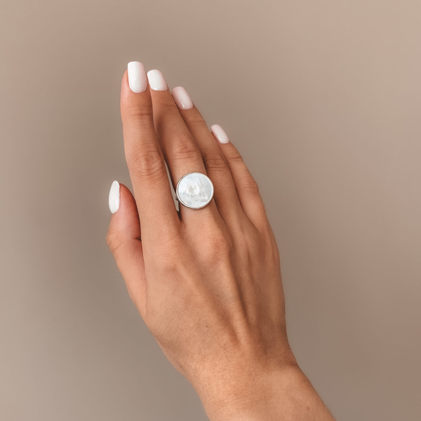 Кольцо Диск с перламутром The Reason, цвет: серебро, клц - перл купить онлайн