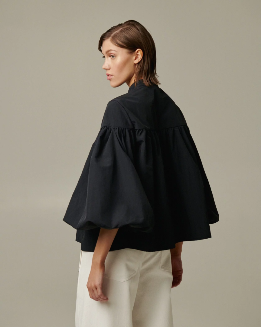 Блуза с акцентными рукавами