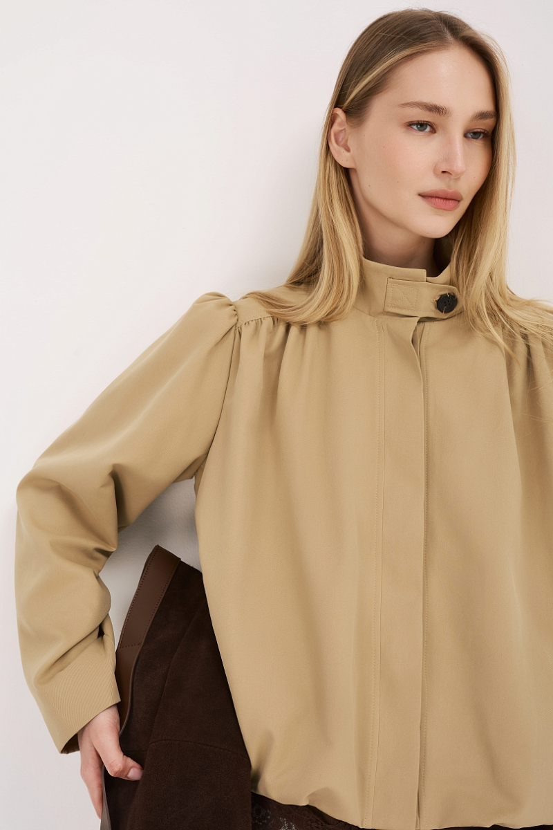 Тренч укороченный с декоративными сборками Ricoco, цвет: песочный, 6079/1 купить онлайн