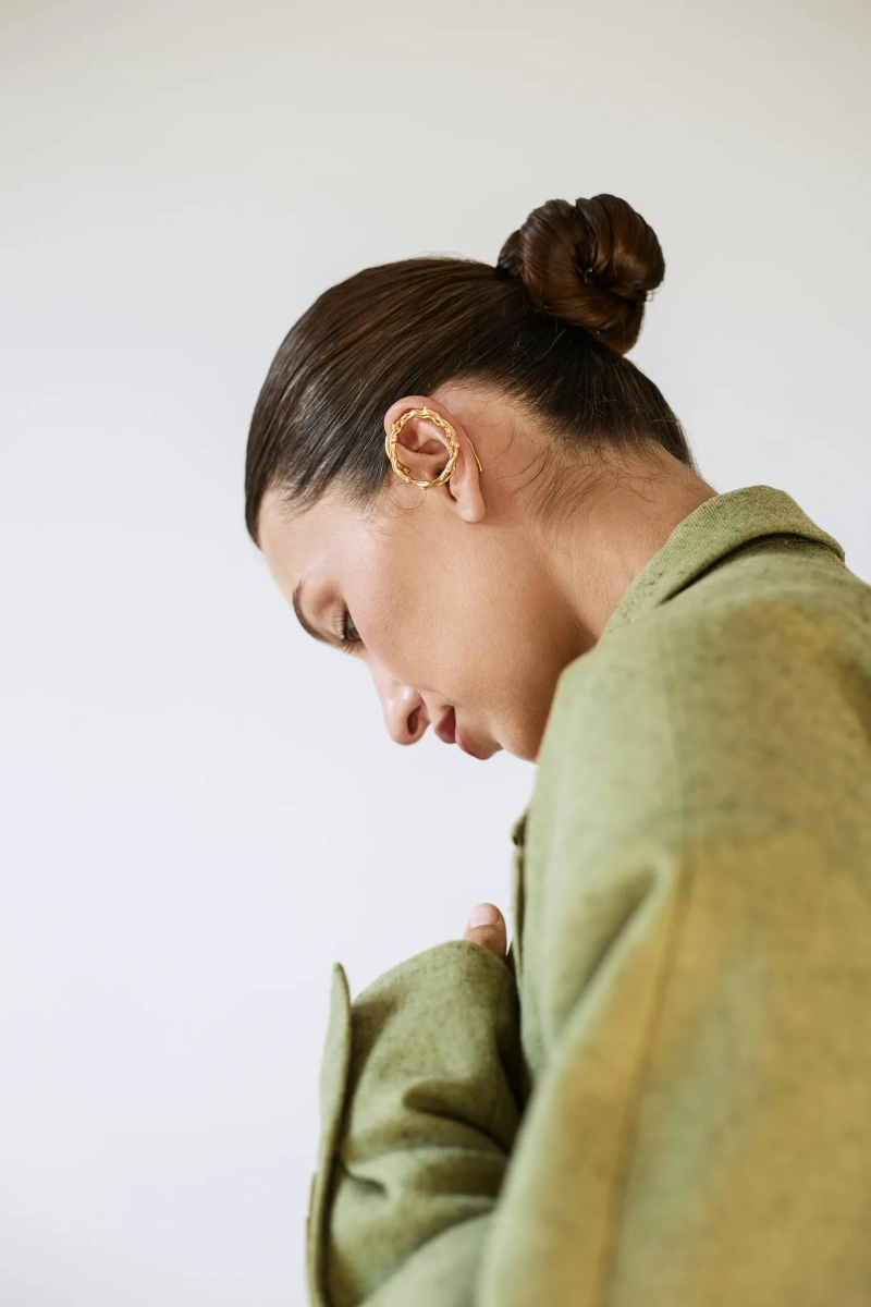 Серебряная серьга-кафф корни «Васюганские болота» SBLESKOM, цвет: позолота, 22159 купить онлайн