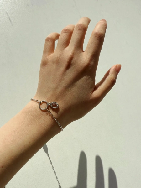 Серебряный браслет на цепочке «К себе нежно» с горным хрусталем SBLESKOM, цвет: серебро, 12255 купить онлайн