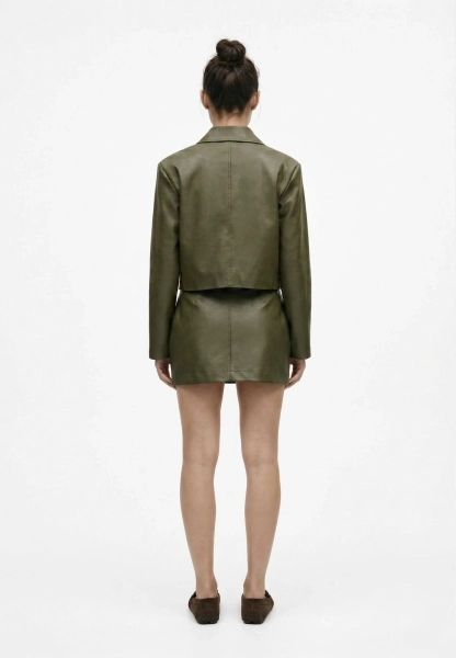 Куртка укороченная из экокожи с накладными карманами REFERT, цвет: хаки, 02-3682/1-2511 купить онлайн