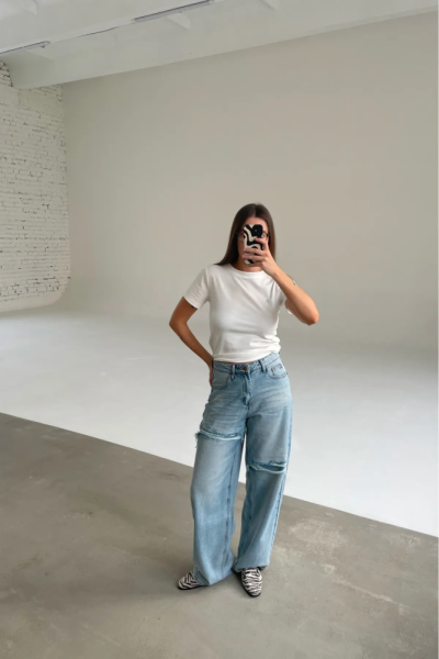 Джинсы свободные с имитацией разрезов