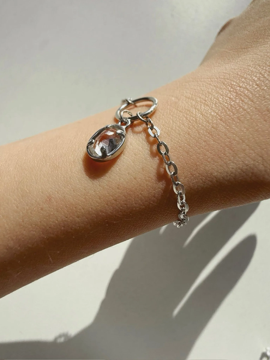 Серебряный браслет на цепочке «К себе нежно» с горным хрусталем SBLESKOM, цвет: серебро, 12255 купить онлайн