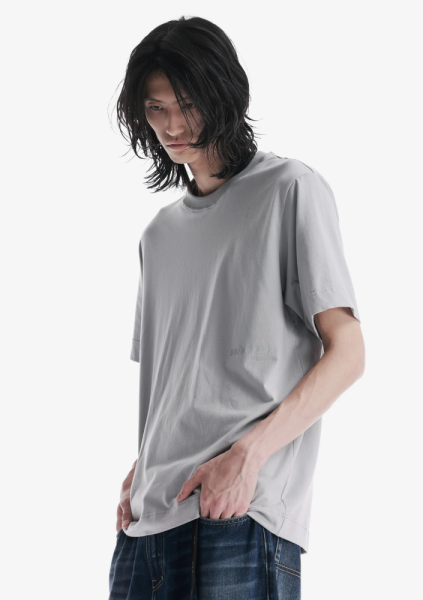 Футболка с рукописным тональным логотипом