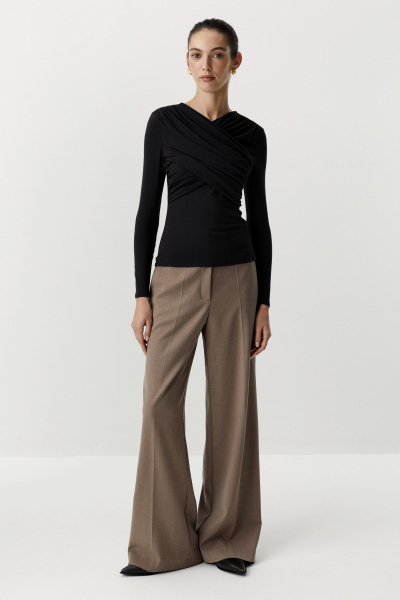 Лонгслив с драпированной деталью на груди Charmstore, цвет: Черный, 205-23265-880 купить онлайн