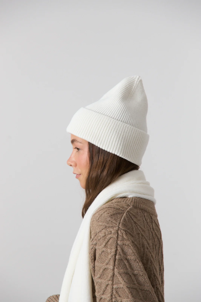 Шапка из шерсти knitted